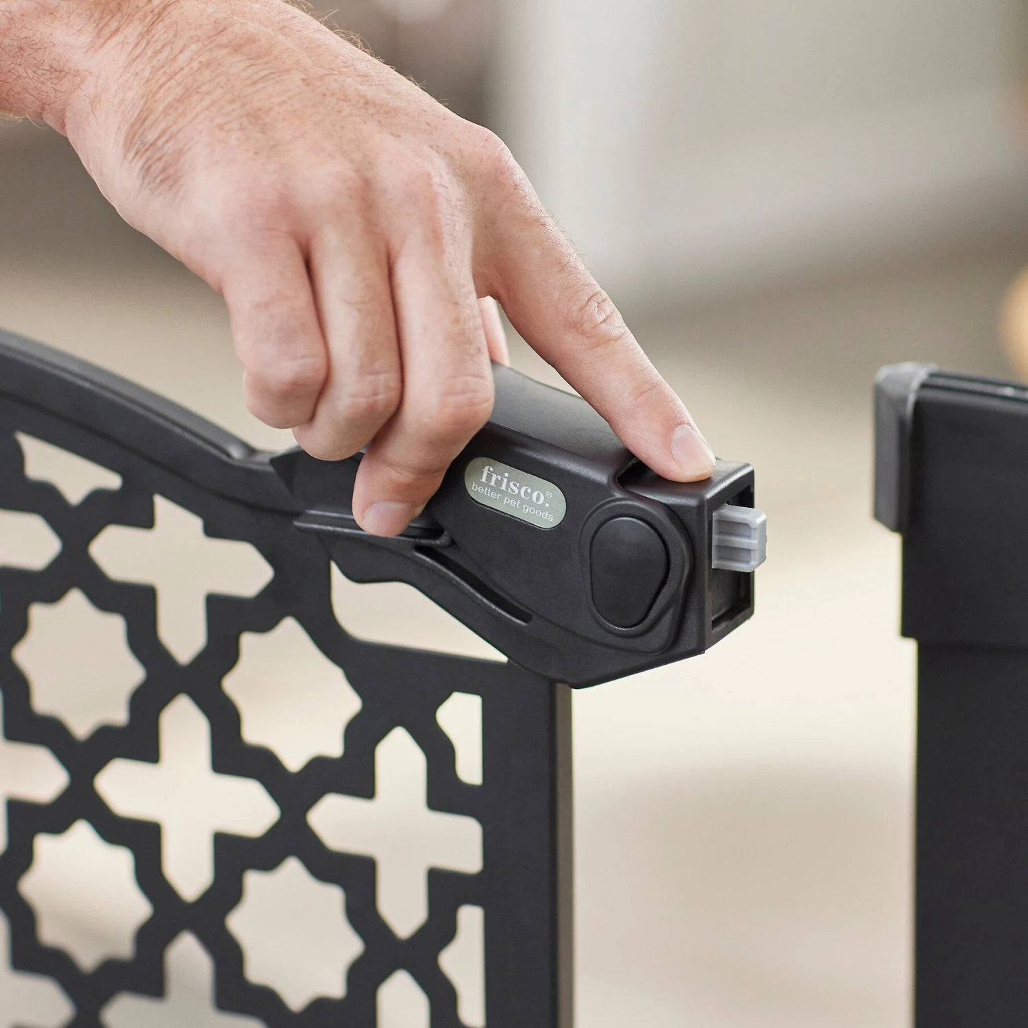 Frisco Metal Pattern Extra Wide Auto-close Dog Gate 5 Frisco Metal Pattern Extra Wide Auto-close Dog Gate - Image 3