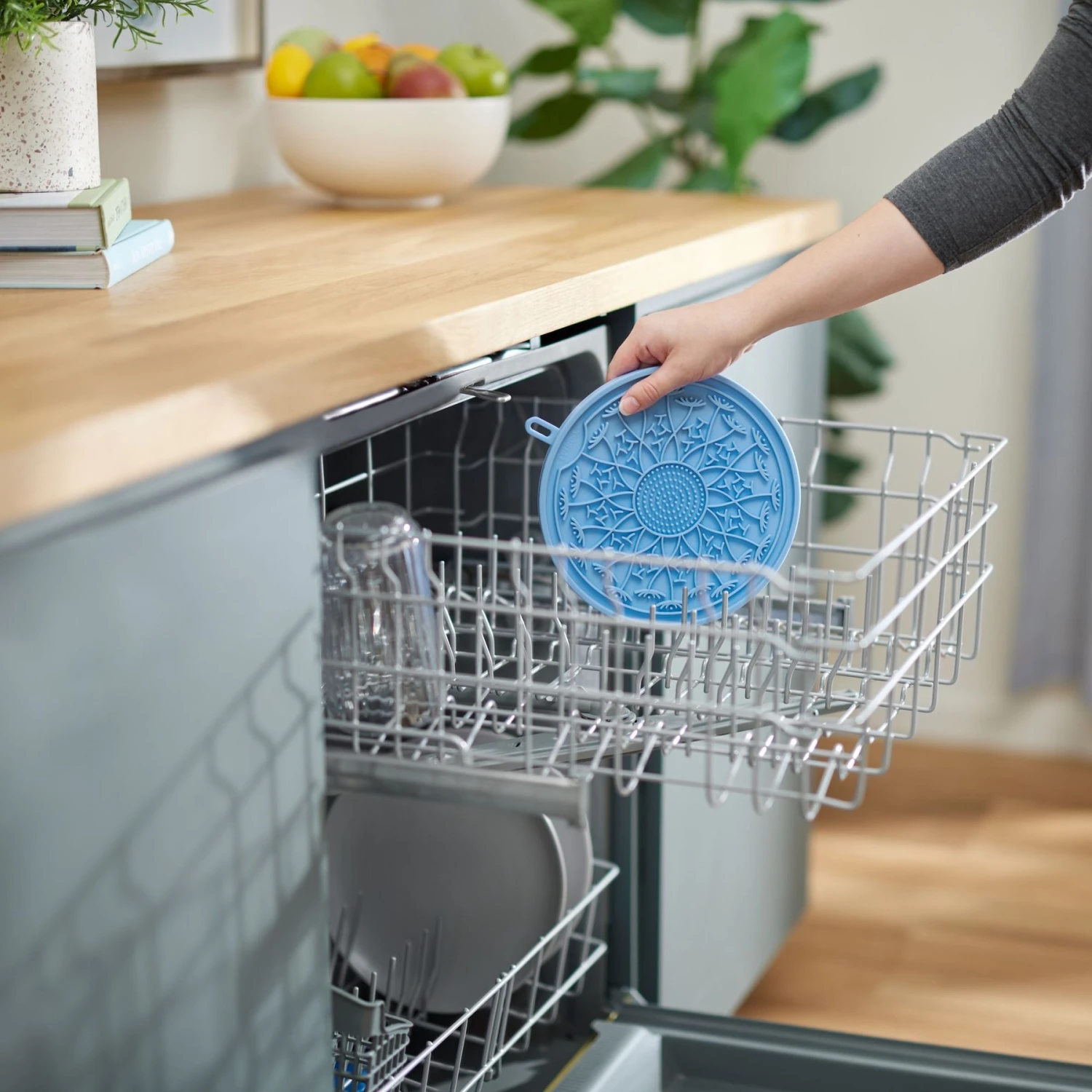 Frisco Non-skid Flower Silicone Dog & Cat Lick Mat, Blue 7 Frisco Non-skid Flower Silicone Dog & Cat Lick Mat, Blue - Image 5